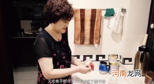 李宇春晒出自己的房子，装修简约得像平民家庭，父母平时还用葵扇