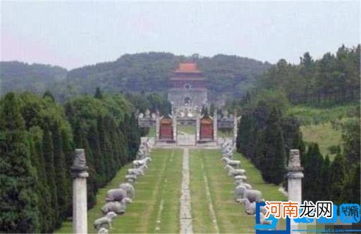 清朝陵墓为什么分东陵和西陵？