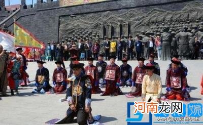 爱新觉罗家族还有后人吗？为何不见他们来清东陵、清西陵来祭拜？