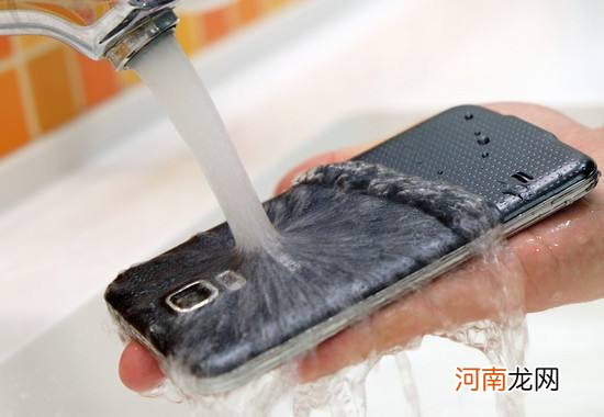 手机掉水里怎么办 如果手机掉水里了怎样快速恢复