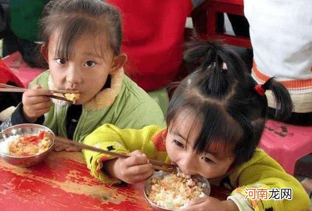 3岁之前，这4种食物尽量少喂孩子吃，小心影响发育，家长别大意