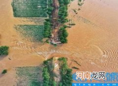 河南新乡卫河鹤壁段决堤 已填入数辆卡车尚未能封堵