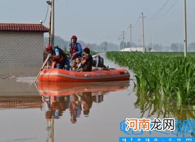 河南新乡卫河鹤壁段决堤 已填入数辆卡车尚未能封堵