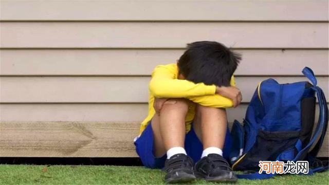 在学校欺负老实的同学，孩子有“歧视心理”，父母该如何应对？
