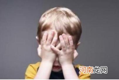 孩子把“耍无赖”当绝招，哪里出了问题？父母看过来