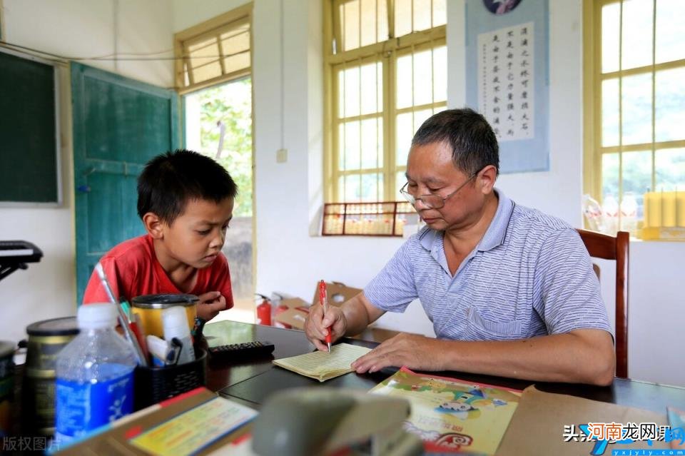 教师工资多少钱一个月 香港教师工资多少钱一个月