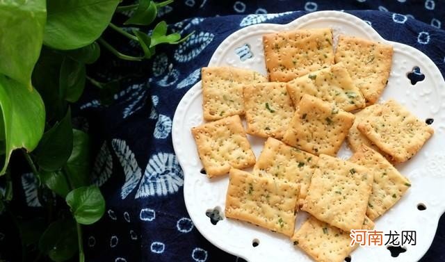 在家怎么做出美味的香葱苏打饼干 香葱苏打饼干做法推荐