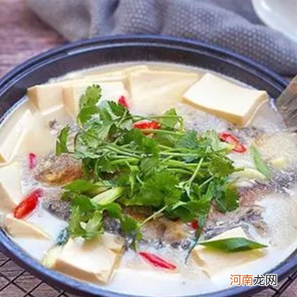 清炖鱼汤怎么做又浓又白 煎鱼是关键性的一步