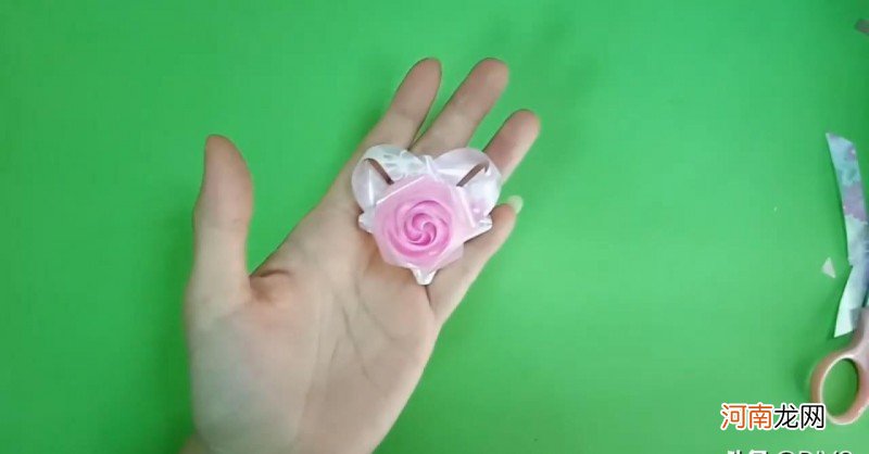 怎么用彩带折玫瑰花 彩带玫瑰花的折法详细步骤