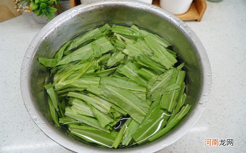 在家怎么做美食推荐 豆豉鲮鱼油麦菜的做法