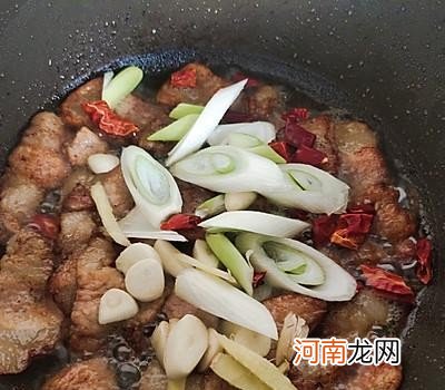 在家怎么做豆芽炒肉好吃 黄豆芽炒肉的做法步骤推荐