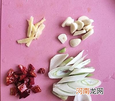 在家怎么做豆芽炒肉好吃 黄豆芽炒肉的做法步骤推荐