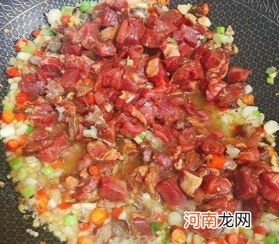 在家怎么自己做牛肉酱 香辣牛肉酱的做法大全