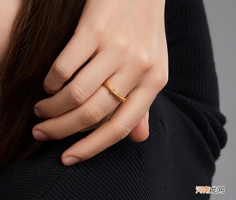 戒指国内戴法意义 小拇指带戒指怎么说