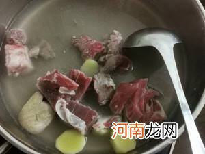 羊肉汤怎么做好吃 白炖羊肉汤怎么做好吃