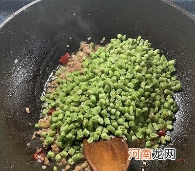 在家怎么做酸豆角炒肉末好吃 酸豆角炒肉末的做法推荐