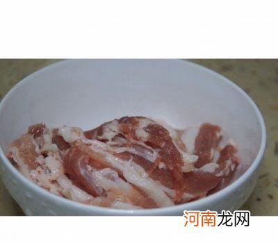 在家怎么做金针菇肉卷好吃 五花肉卷金针菇的做法