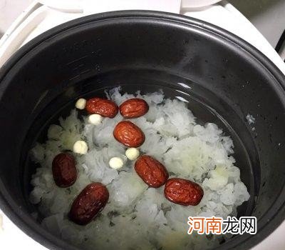 在家怎么做好喝的银耳莲子汤 银耳莲子汤做法步骤讲解