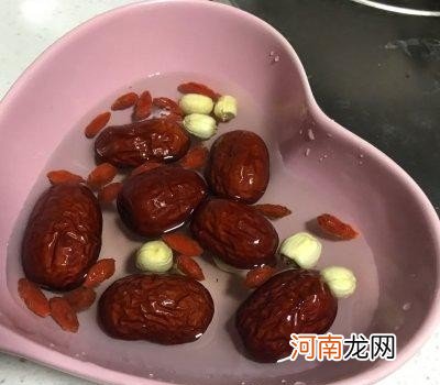 在家怎么做好喝的银耳莲子汤 银耳莲子汤做法步骤讲解