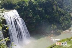 中国最大的瀑布 黄果树瀑布高度：77.8米；宽 101米