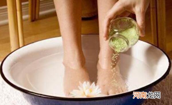 小苏打水泡脚的危害，长期泡会造成脚部损害/短期泡好处多
