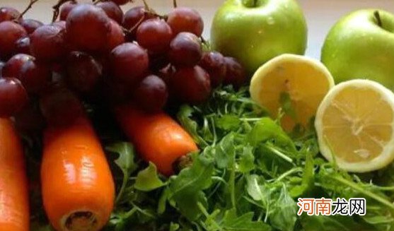 多吃蔬菜水果 皮肤干燥缺什么维生素，维生素A和维生素C