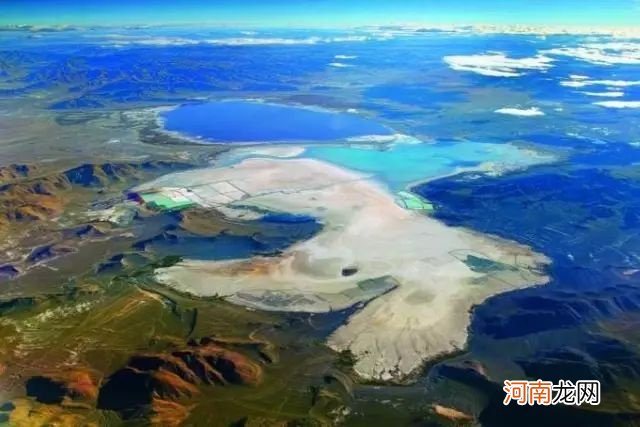 中国最美的天然盐湖：察尔汗盐湖面积5856平方公里