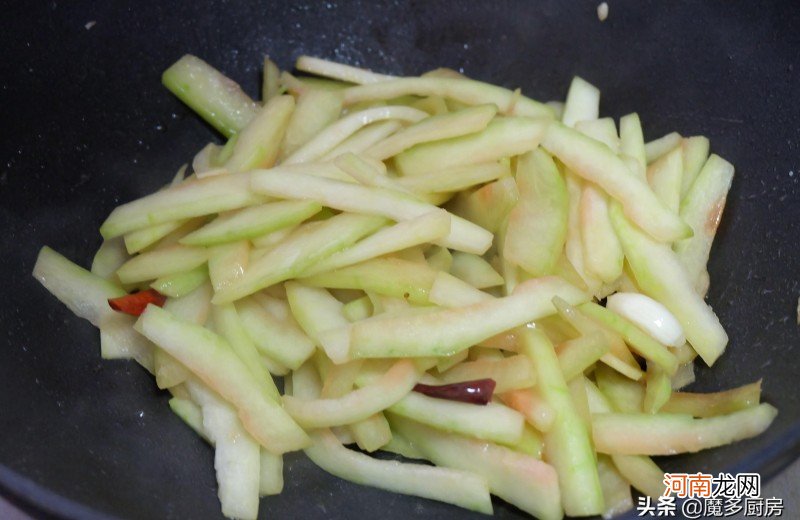 清炒西瓜皮的食谱制作过程 西瓜皮怎么做菜才好吃
