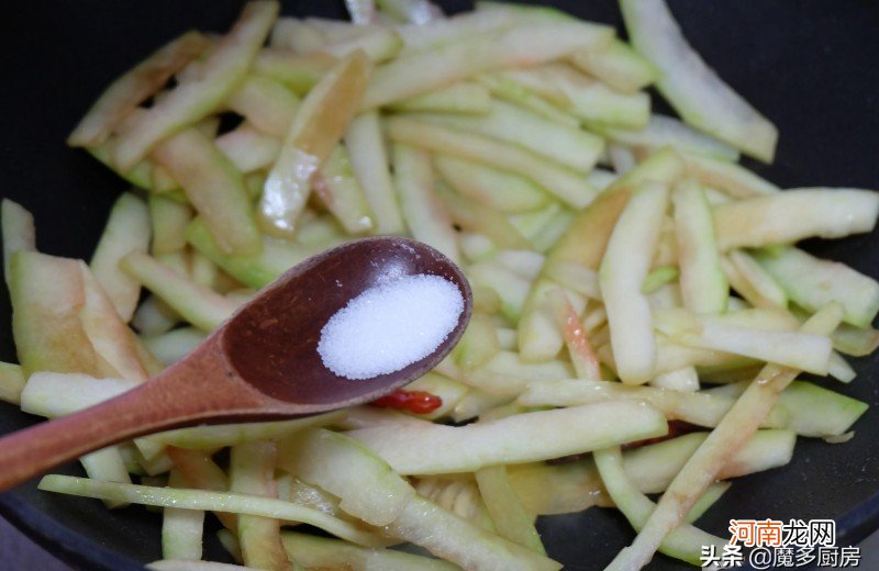 清炒西瓜皮的食谱制作过程 西瓜皮怎么做菜才好吃