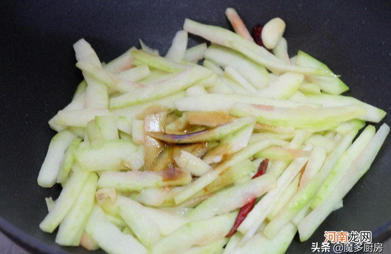 清炒西瓜皮的食谱制作过程 西瓜皮怎么做菜才好吃