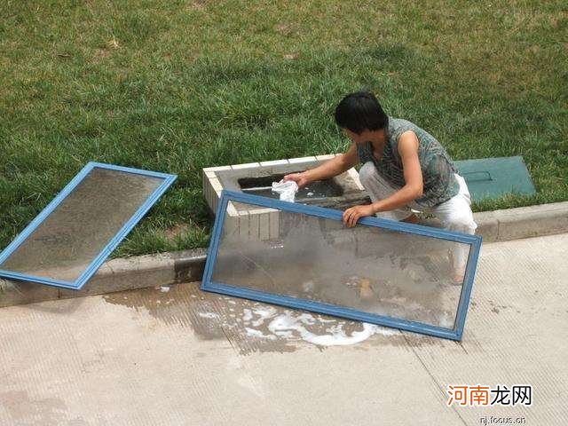怎样清洗纱窗 怎样清洗纱窗既简单又干净