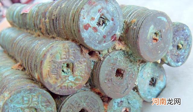 河南一年夜伯发明两罐，不谨慎突破后，竟拆着满满现代铜钱