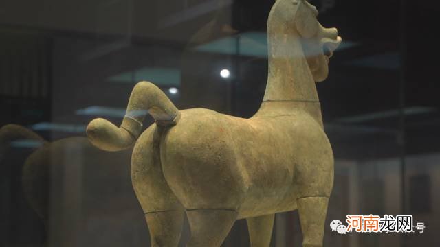 广西千年古墓呈现年夜型青铜马，墓仆人身份成谜