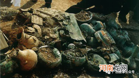 广西千年古墓呈现年夜型青铜马，墓仆人身份成谜