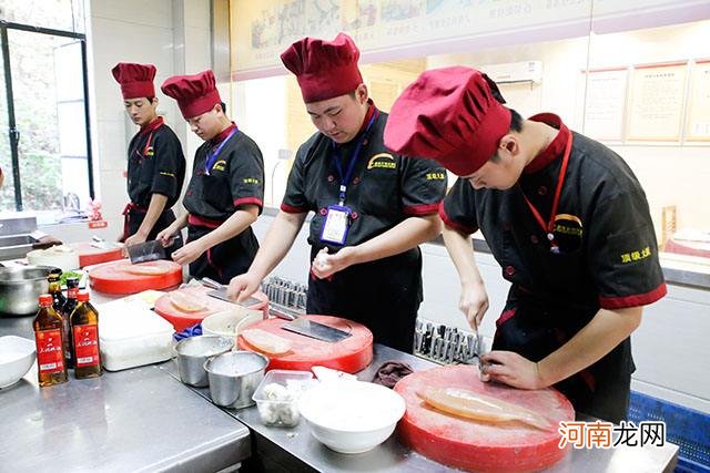 学厨师去哪里 学厨师去哪里学好能学到技术优推大连新东方怎么预约