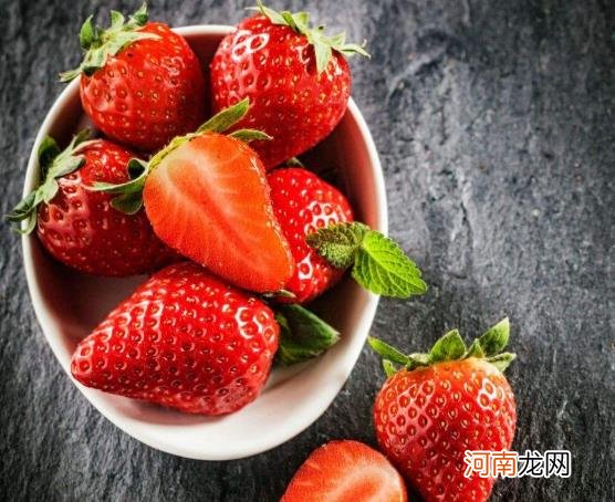 草莓表面粘粘的是喷的什么吗？草莓有香味是不是坏了