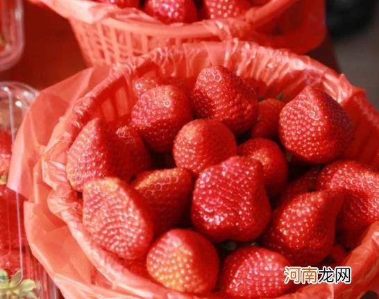怎么看草莓是不是染色的？草莓不甜怎么吃最好吃