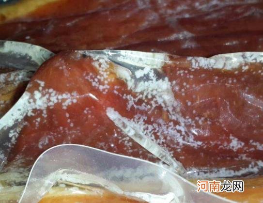 腊肉上的霉菌能煮死吗？腊肉发霉是什么样子的图片