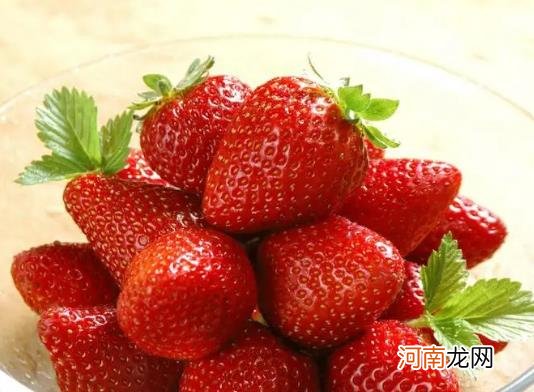 草莓表面的籽是绿色的能吃吗？草莓表面有一层白霜能吃吗