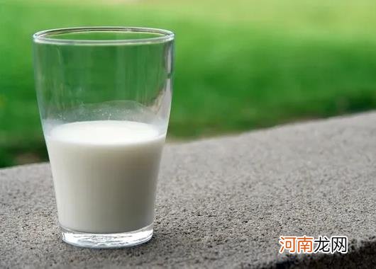 鲜牛奶呈现豆腐脑状还可以饮用吗？纯牛奶买保质期半年和45天哪个好