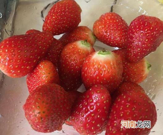 草莓可以叠在一起放吗？草莓用保鲜膜包着还需要放冰箱里保鲜吗