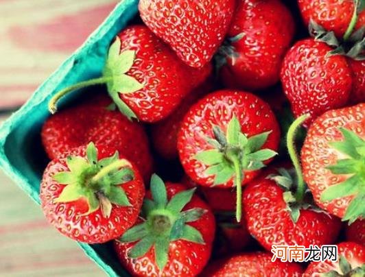 草莓发霉了其他的还能吃吗？草莓籽红色是染色吗