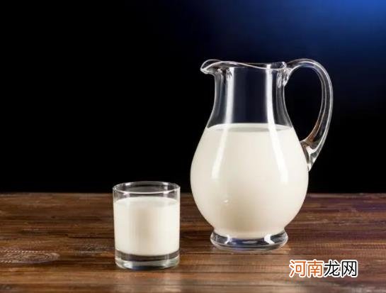 孩子喝高钙牛奶好还是纯牛奶好？早中晚什么时候喝牛奶好