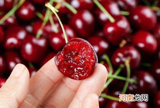 车厘子的梗黑了是放的时间长了吗?车厘子旁边又长出一个小的能吃吗
