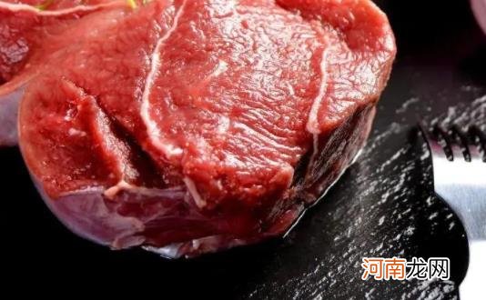 牛肉有绿色荧光能吃吗？牛肉有股酸味是坏了吗？