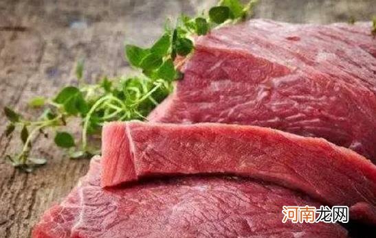 牛肉有绿色荧光能吃吗？牛肉有股酸味是坏了吗？