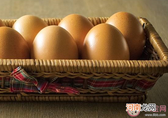 鸡蛋如何保存时间长，鸡蛋里面的蛋液有红色的能吃吗