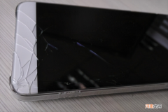 手机屏幕碎了3种维修方法 手机屏幕坏了自己能换吗