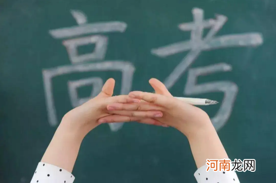 2022上海高考延期一个月是真的吗