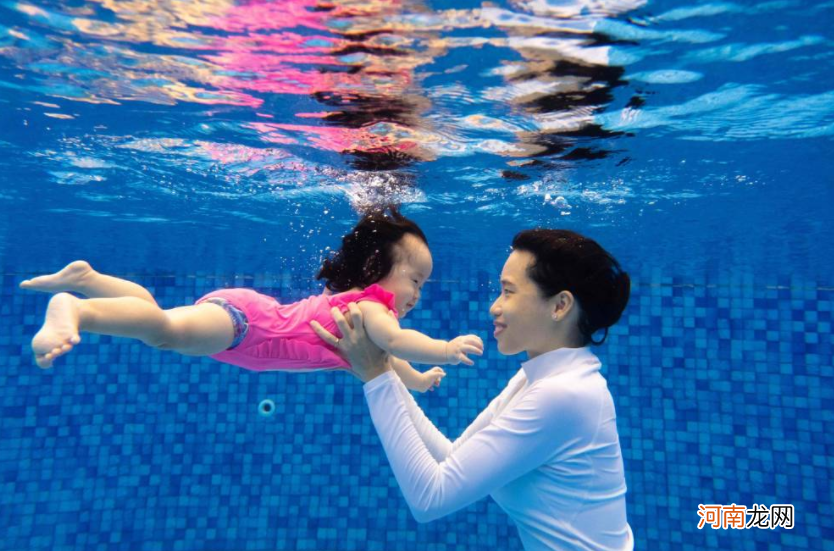 游泳对孩子的好处有哪些 4个原因让孩子从小学习游泳的好处